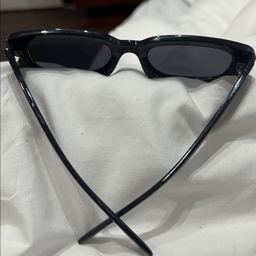 Black slim Rectangular Sunglasses - Picture 4 of 4